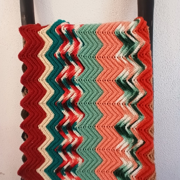 American Vintage :: Handmade Crocheted Fall 🍁 Grannycore Chevon Afghan - Picture 4 of 5